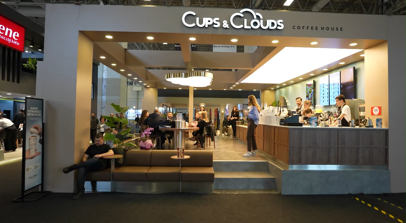 Cups & Clouds standının kahve bankosu ve oturma alanı