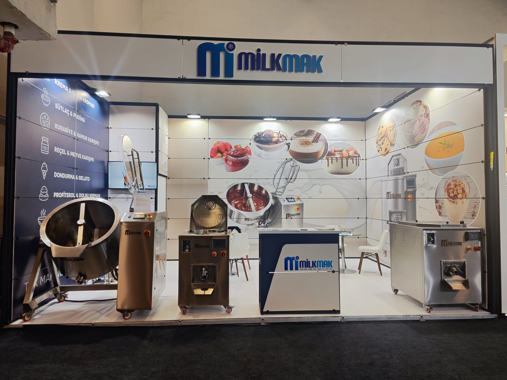 Makineler ve ürün tanıtım panolarıyla düzenlenmiş fuar standı