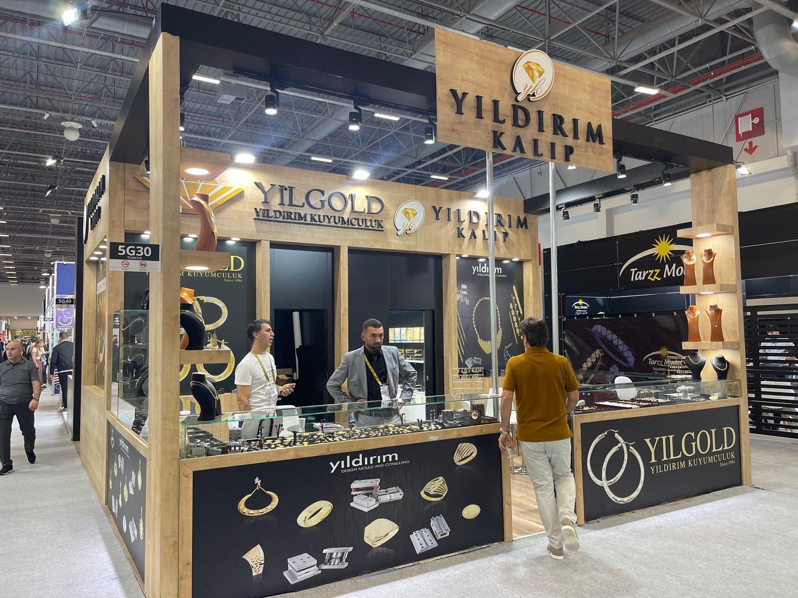 Yıldırım Kalıp fuar standının ahşap tabelası ve cam ürün vitrinleri